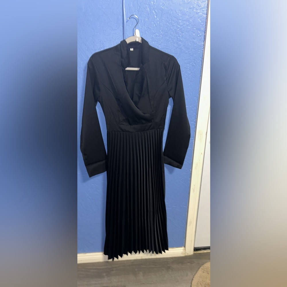 Selling a black long sleeve dress, never been worn, brand new, and it didn’t fit